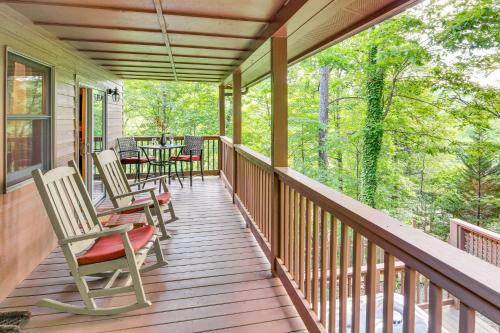 Charming Fox Den Cabin in Whittier with Hot Tub! - image 11