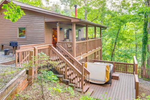 Charming Fox Den Cabin in Whittier with Hot Tub! - image 8