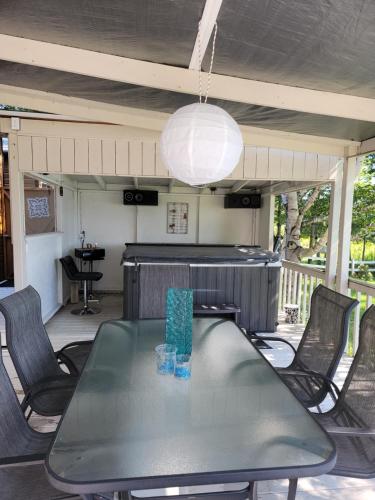 Sheldon Cozy on Lake Cottage with Private Jacuzzi