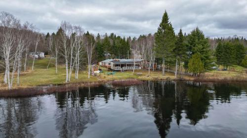 Sheldon Cozy on Lake Cottage with Private Jacuzzi