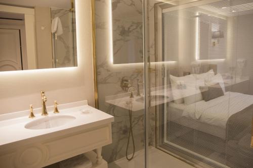 Deluxe Double Room image 1