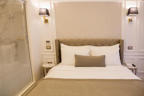 Deluxe Double Room image 2