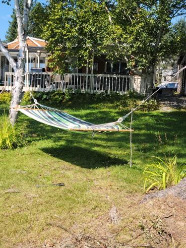 Sheldon Cozy on Lake Cottage with Private Jacuzzi