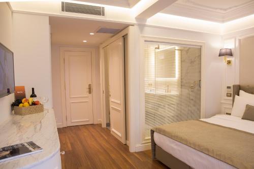 Deluxe Double Room image 4