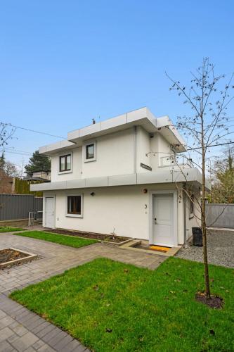 Brand New 2 Bedroom Point Grey Getaway in Vancouver, Canada