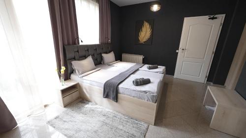 King Studio with Sofa Bed image 5