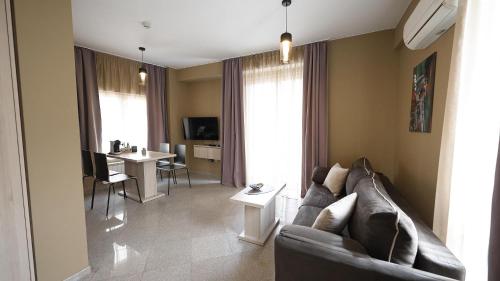 King Studio with Sofa Bed image 6
