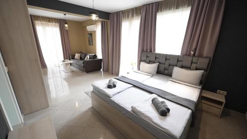King Studio with Sofa Bed image 10