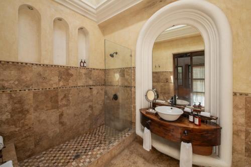 Queen Room image 4