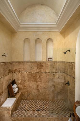 Queen Room image 6