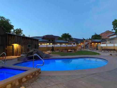 Timber & Tin G 2Bed 2Bath w Pool & Rooftop Deck - image 3