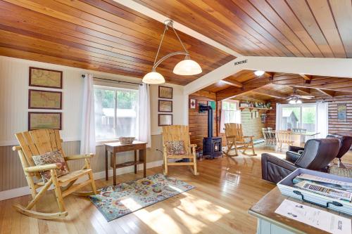 Cozy Lake Champlain Cottage with Private Beach! in North Hero, USA