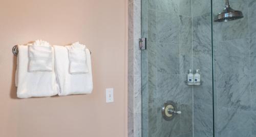 Deluxe Queen Room image 1