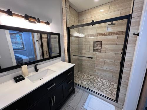 Lakefront Keowee Luxury Cottages 129 - image 3