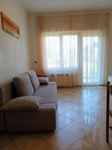 One-Bedroom Apartment image 8