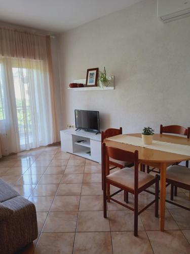 One-Bedroom Apartment image 2