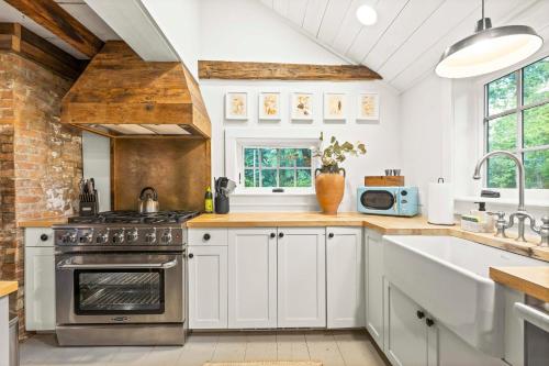 Renovated Historic Cottage by Summer in Pine Plains, USA
