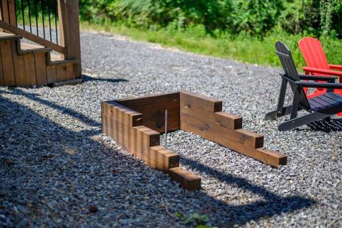 Lux Hochatown Cabin! 5 minutes to town-Hot Tub-Fire Pit-Game Room-Mtn Views