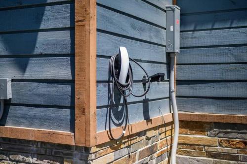 Lux Hochatown Cabin! 5 minutes to town-Hot Tub-Fire Pit-Game Room-Mtn Views