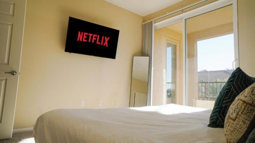 Spacious Two Bedroom Apartment near Disneyland in Anaheim, USA