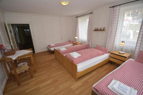 8 twin beds