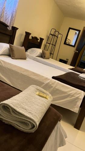 1 queen bed, 2 twin beds