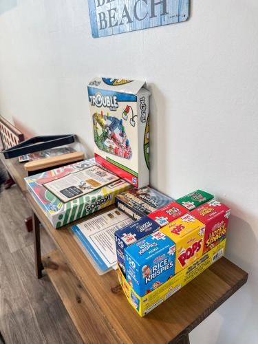 Beachside Bliss - Breakfast, Walk to Schooners, Sleeps 15, Fenced Privacy