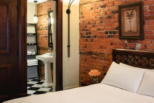 Classic Queen Room image 6