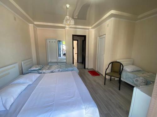 1 queen bed, 2 twin beds