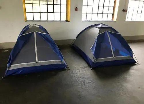 Zelten im vorhandenen Zelt im Loftcamp in Alter Graben, Deutschland