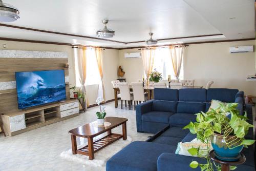 Delt lounge/TV-område, Vale View Manor in St. Philip