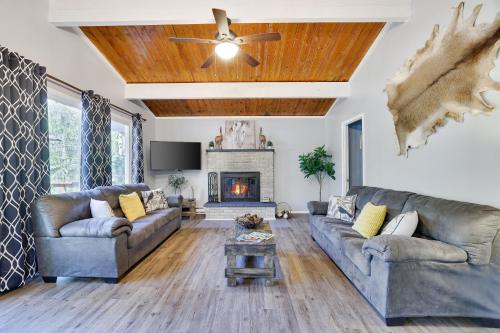 . Chic and Stylish home Hot tub,4 bedrooms, game movie room, firepit, arcades, playground on site 2 min walk from pool and lake