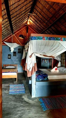 1 double bed, 1 twin bed