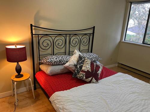 F2 Private Room in Surrey Near Shopping, Restaurants, Transit to Skytrain in Surrey, Canada