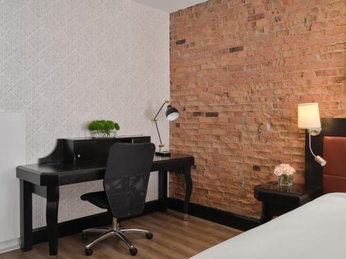 Superior King Room image 3