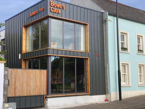 Buitenkant, Apartment at Bowe's Cafe in Durrow