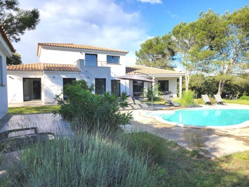 villa architecte familiale au calme gîte à louer Souvignargues