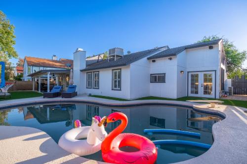 Luxury Living, Private Pool, BBQ & Prime Location