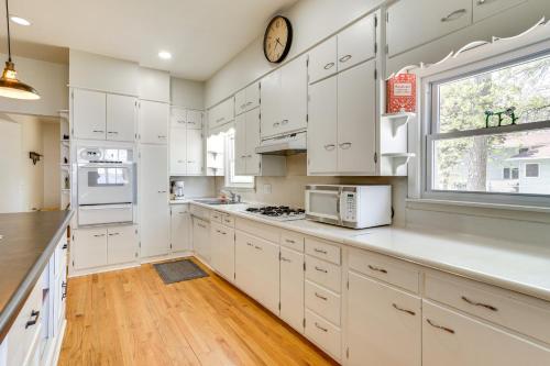 Lakeside Litchfield Home w/ Patio & Gas Grill! in 利奇菲爾德(MN)