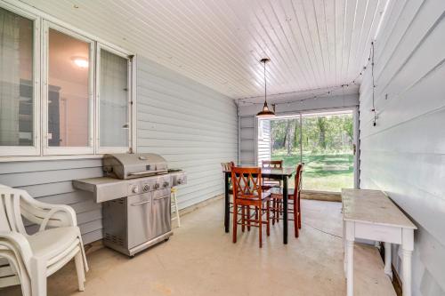 Lakeside Litchfield Home w/ Patio & Gas Grill! in 利奇菲爾德(MN)