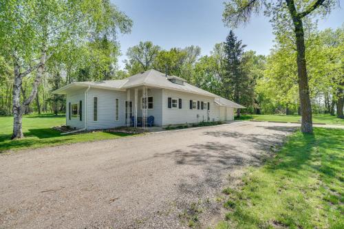 Lakeside Litchfield Home w/ Patio & Gas Grill! in 利奇菲爾德(MN)