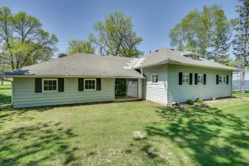 Lakeside Litchfield Home w/ Patio & Gas Grill! in 利奇菲爾德(MN)