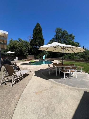 Redding 3 Bedroom with a Pool