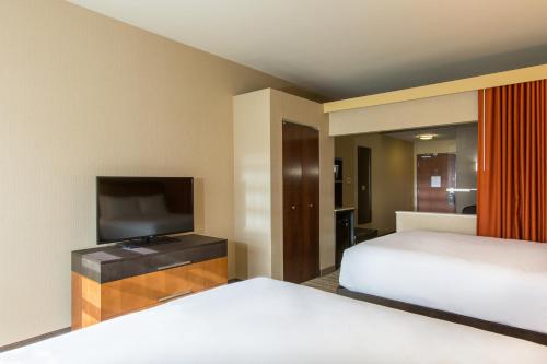 2 queen beds, 1 sofa bed