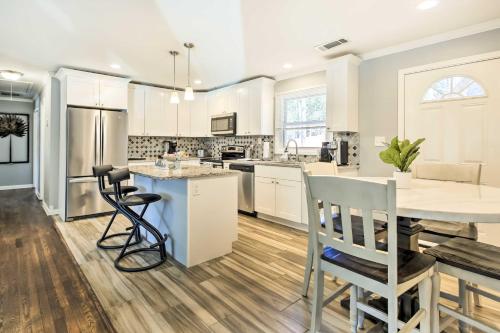 Fire Pit and Deck Atlanta Home about 8 Mi to Dwtn! in Collier Heights