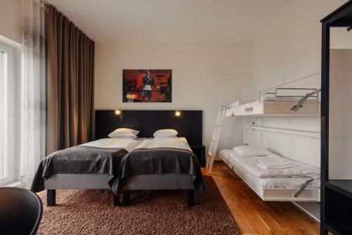 3 twin beds