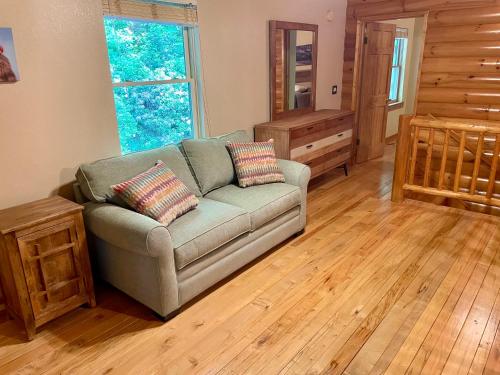 Lilly and Olivers Cabin in Black Mountain, USA