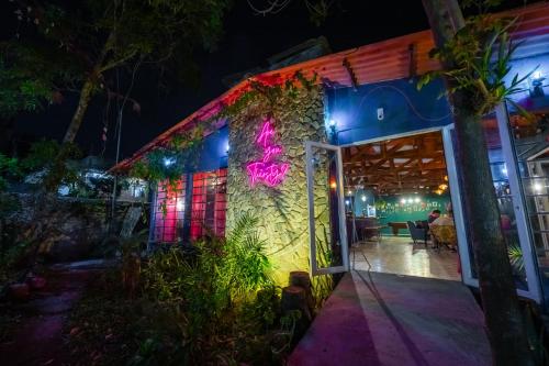 Exterior view, Amaranto Hostel in Panajachel