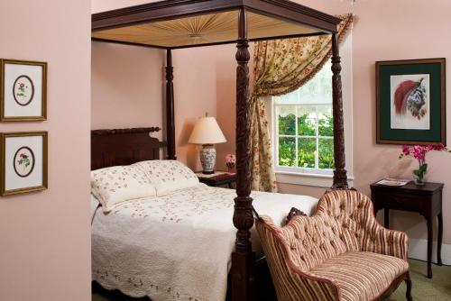 1 queen bed, 1 double bed
