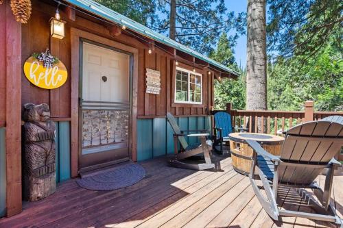 Lewis Creek cabin near Yosemite king beds